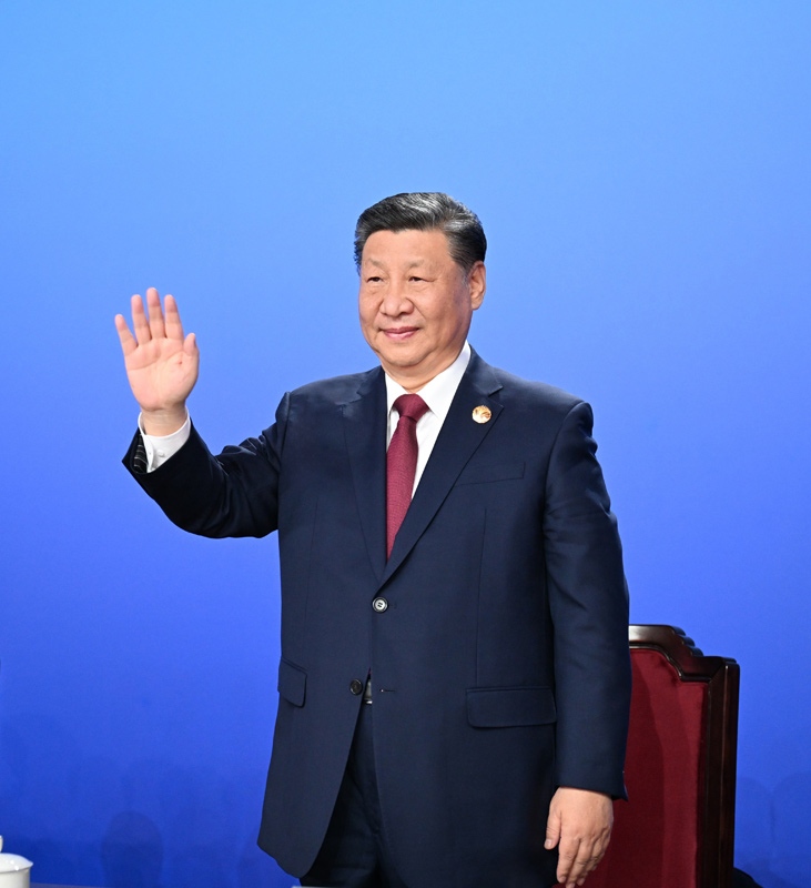 ??2月7日晚，第九屆亞洲冬季運(yùn)動(dòng)會(huì)在黑龍江省哈爾濱市隆重開幕。這是國家主席習(xí)近平在主席臺(tái)上向大家揮手致意。