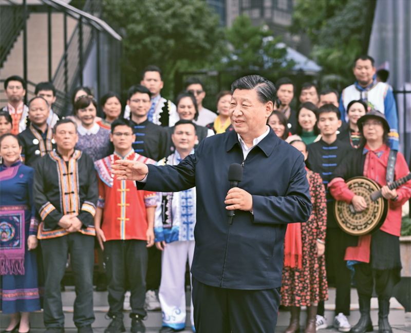 2023年12月14日至15日,中共中央總書記、國家主席、中央軍委主席習近平在廣西考察。這是14日上午,習近平在南寧市良慶區(qū)蟠龍社區(qū)考察時,同社區(qū)各族群眾親切交流。