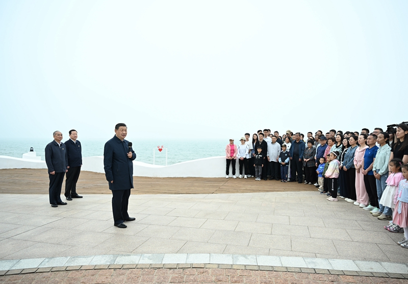 5月22日至24日,中共中央總書記、國家主席、中央軍委主席習近平在山東考察。這是22日下午,習近平在日照市陽光海岸綠道同市民和游客親切交流。