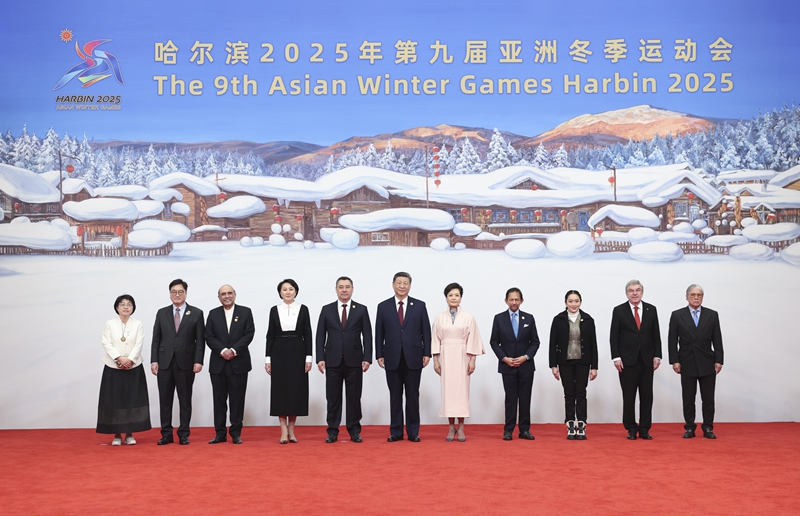 ??2月7日中午,國家主席習(xí)近平和夫人彭麗媛在黑龍江省哈爾濱市太陽島賓館舉行宴會,歡迎來華出席哈爾濱第九屆亞洲冬季運(yùn)動會開幕式的國際貴賓。這是習(xí)近平和彭麗媛同貴賓們合影留念。