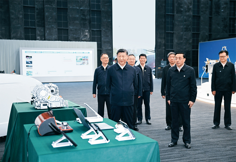 2024年10月17日至18日,中共中央總書記、國家主席、中央軍委主席習近平在安徽考察。這是17日下午,習近平在合肥濱湖科學城察看安徽省重大科技創(chuàng)新成果集中展示。