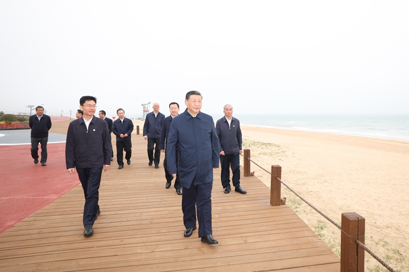 5月22日至24日,中共中央總書記、國家主席、中央軍委主席習近平在山東考察。這是22日下午,習近平在日照市陽光海岸綠道考察。