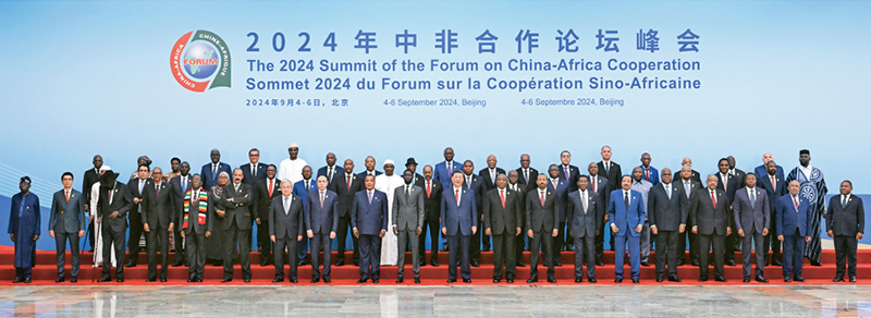 2024年9月5日上午,國家主席習近平在北京人民大會堂出席中非合作論壇北京峰會開幕式并發(fā)表主旨講話。這是開幕式前,習近平同出席峰會的外方領導人集體合影。