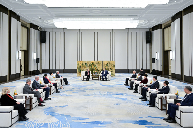 2月7日下午,國(guó)家主席習(xí)近平在哈爾濱會(huì)見(jiàn)來(lái)華出席第九屆亞洲冬季運(yùn)動(dòng)會(huì)開(kāi)幕式的國(guó)際奧林匹克委員會(huì)主席巴赫。