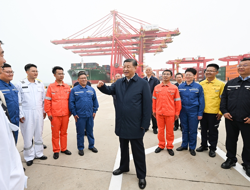 ??5月22日至24日,中共中央總書記、國家主席、中央軍委主席習近平在山東考察。這是22日下午,習近平在日照港親切慰問港口科技工作者、運營人員、航運人員。