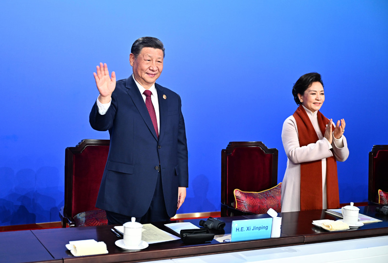 　　2月7日晚，第九屆亞洲冬季運(yùn)動(dòng)會(huì)在黑龍江省哈爾濱市隆重開幕。這是國家主席習(xí)近平在主席臺(tái)上向大家揮手致意。