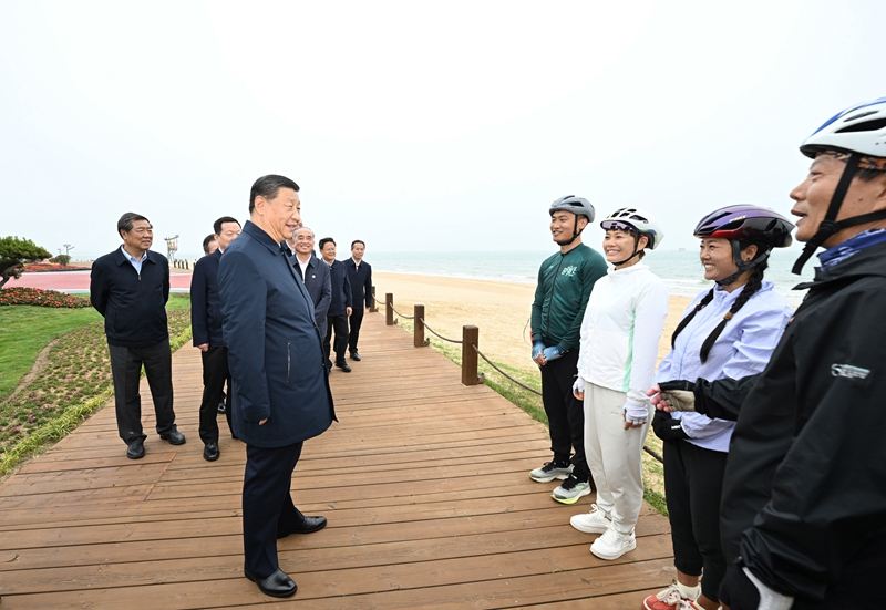5月22日至24日,中共中央總書記、國家主席、中央軍委主席習近平在山東考察。這是22日下午,習近平在日照市陽光海岸綠道同市民親切交流。