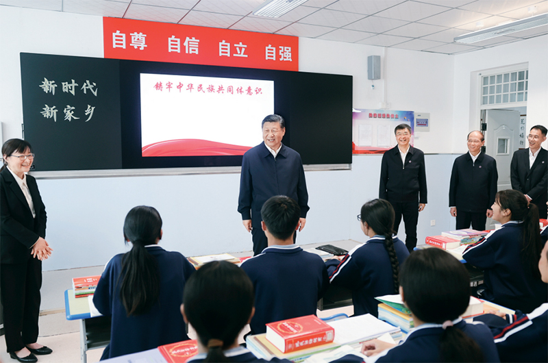 2024年6月18日至19日,中共中央總書記、國家主席、中央軍委主席習近平在青??疾?。這是18日下午,習近平在果洛西寧民族中學高一(1)班觀摩“新時代、新家鄉(xiāng)”主題思政課。