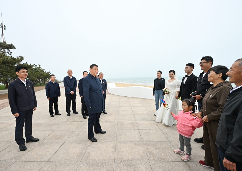 5月22日至24日,中共中央總書記、國家主席、中央軍委主席習近平在山東考察。這是22日下午,習近平在日照市陽光海岸綠道同市民親切交流。