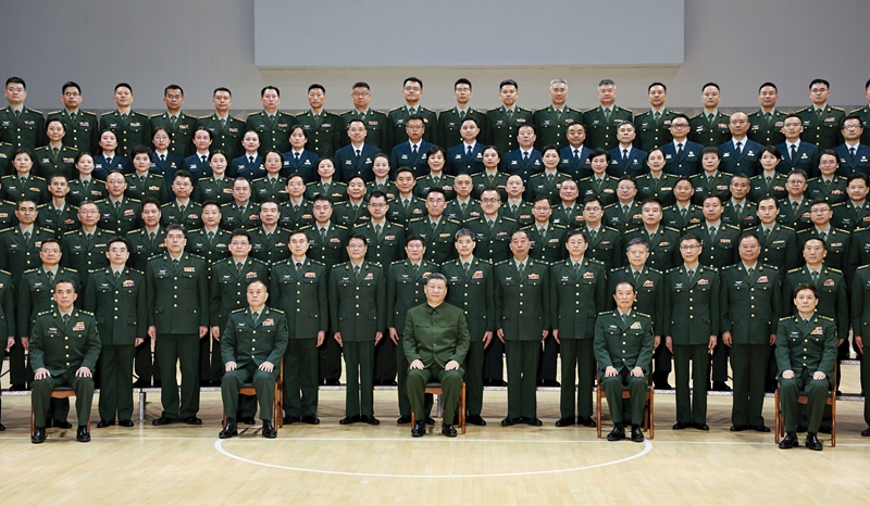 4月23日，中共中央總書記、國家主席、中央軍委主席習近平到陸軍軍醫(yī)大學視察。這是習近平親切接見陸軍軍醫(yī)大學官兵代表。